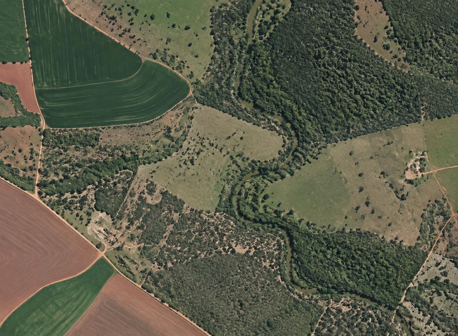 Imagem ilustrativa de análise aérea de lavoura, pastagem, curso d’água e vegetação nativa em imóvel rural